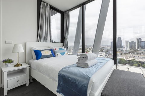 Gravity DefyingLight Filled ApartmentBay To City ViewsRooftop DeckHot TubNetflix - Australian Directory 1