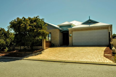 Halls Head Holiday Home - Australian Directory 1