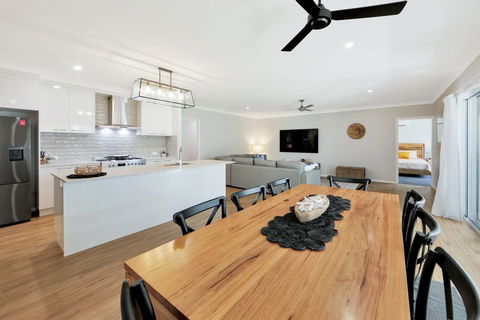 Hamptons @ The Point - Australian Directory 0