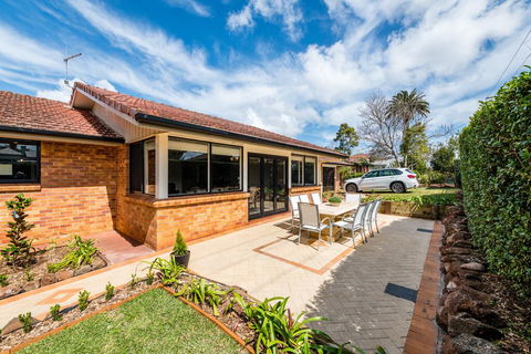 Hedge House - Luxury, Space, Style, Great Location - Australian Directory 2