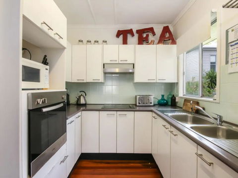 Homely Pembroke On The Park Cottage - Australian Directory 1