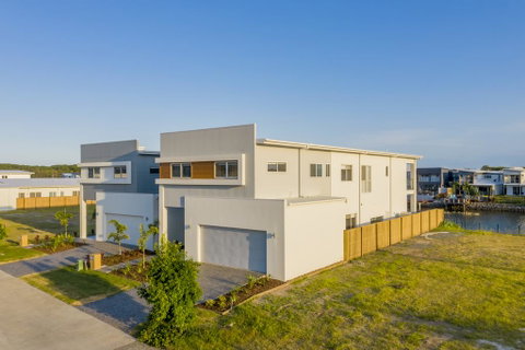 HomePlus -Fabulous Waterfront Dream Holiday House - Australian Directory 0