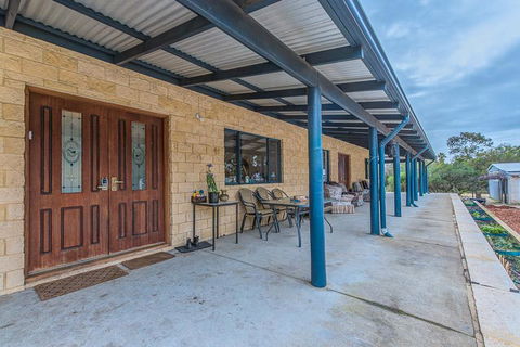 Kangaroo Lake Homestead - Australian Directory 2