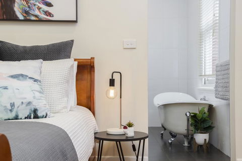 Lady Meredith In Elwood - Australian Directory 1