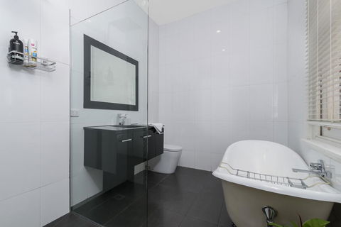 Lady Meredith In Elwood - Australian Directory 3