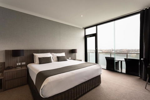Lakes Hotel - Australian Directory 2
