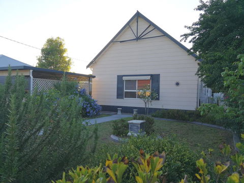 Large 6-Bedroom House With Wifi & Netflix Close To Singleton CBD Hunter Valley - Australian Directory 0