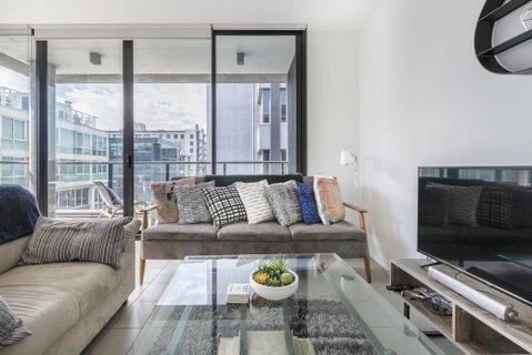 LIGHT, AIRY, SPACIOUS QUEENS ROAD APARTMENT - Australian Directory 2