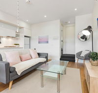 Light-Filled Beachside Apartment in Trendy Area