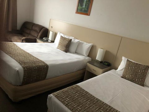 Lindy Lodge Motel - Australian Directory 2