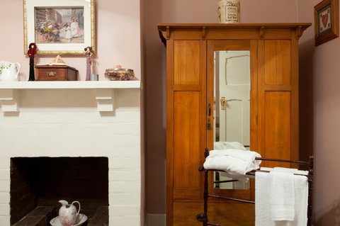 Linfield Cottage - Australian Directory 3