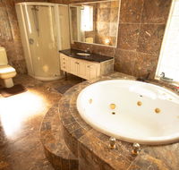 Luxuary self-contained living with Spa. - Australian Directory