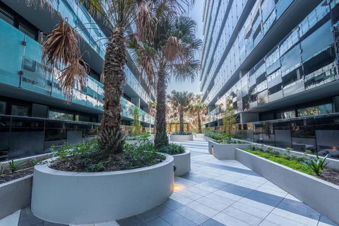 Luxury 2BR Yarra River Views WIFI-Netflix-Pool-Gym - Australian Directory 1