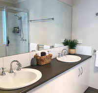 Luxury 4BR Home with KING Bed Lakes Entrance - Australian Directory