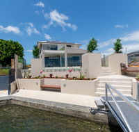 Luxury Waterfront Family Entertainer on Dolphin - Australian Directory