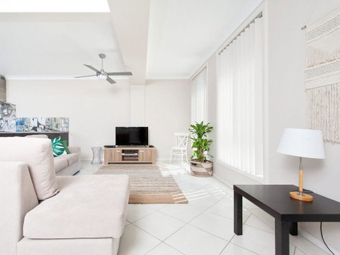 Magnolias @ Fingal Bay - Australian Directory 3