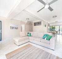 Magnolias  Fingal Bay - Australian Directory