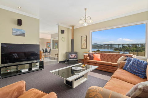 Manfield City Waterfront View Cottage - Australian Directory 0