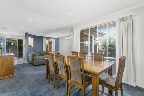 McCrae On The Beach - Right On The Magnificent Beach - Australian Directory 1