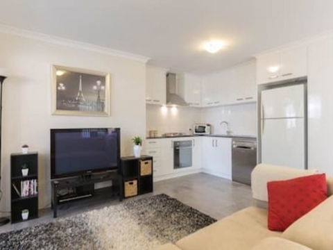 Modern Neat Convenient Apartment Close To Airport - Australian Directory 2