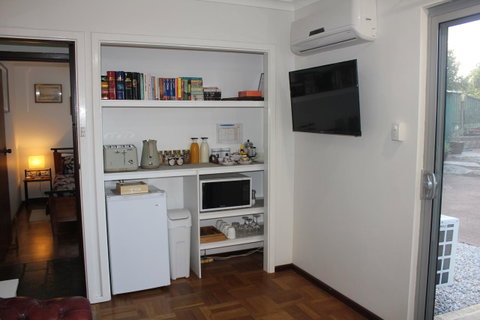 Jacaranda Hideaway Bed & Breakfast - Australian Directory 4