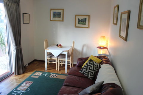 Jacaranda Hideaway Bed & Breakfast - Australian Directory 3