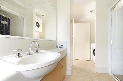Lodestar Waterside Apartments - Australian Directory 34