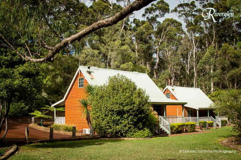 Riverglen Chalets - Australian Directory 36