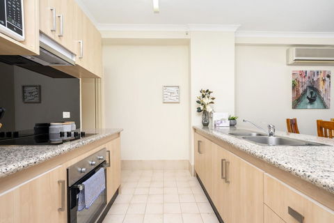 Oversized Eastend Sleeps 6 Free PARKING+POOL WIFI - Australian Directory 3