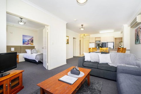 Oversized Eastend Sleeps 6 Free PARKING+POOL WIFI - Australian Directory 42