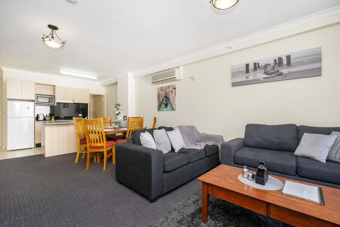 Oversized Eastend Sleeps 6 Free PARKING+POOL WIFI - Australian Directory 7