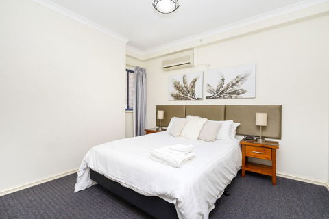 Oversized Eastend Sleeps 6 Free PARKING+POOL WIFI - Australian Directory 11