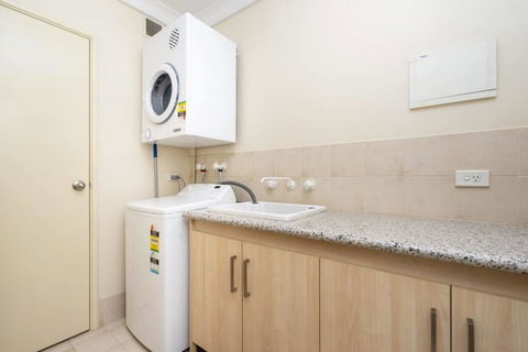 Oversized Eastend Sleeps 6 Free PARKING+POOL WIFI - Australian Directory 40