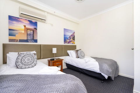 Oversized Eastend Sleeps 6 Free PARKING+POOL WIFI - Australian Directory 19