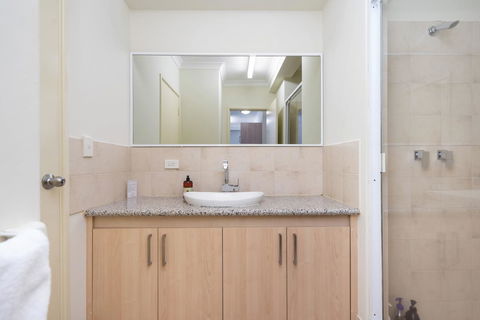 Oversized Eastend Sleeps 6 Free PARKING+POOL WIFI - Australian Directory 26