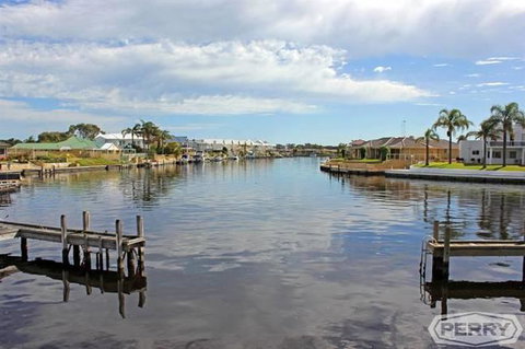 Waterside Canal Dreams - Australian Directory 2