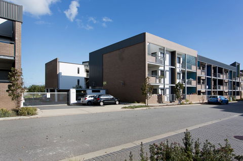 Beachside Living - South Fremantle - Australian Directory 18
