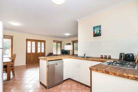 Coranda Lodge - Australian Directory 16