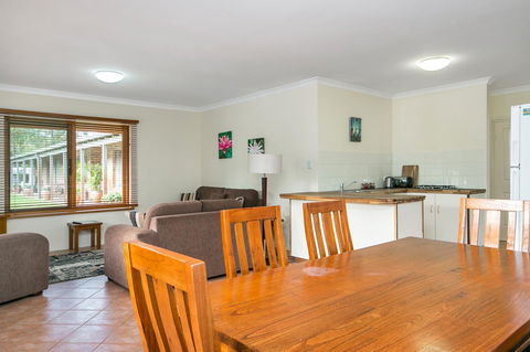 Coranda Lodge - Australian Directory 18