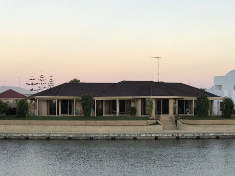 LA ANCHOR ON THE CANALS (MANDURAH) - Australian Directory 16