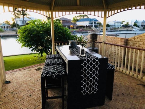 LA ANCHOR ON THE CANALS (MANDURAH) - Australian Directory 9