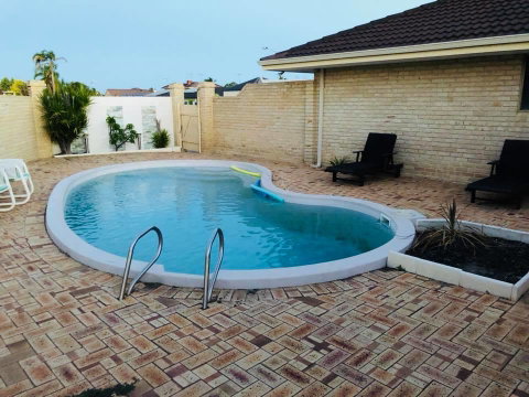 LA ANCHOR ON THE CANALS (MANDURAH) - Australian Directory 11