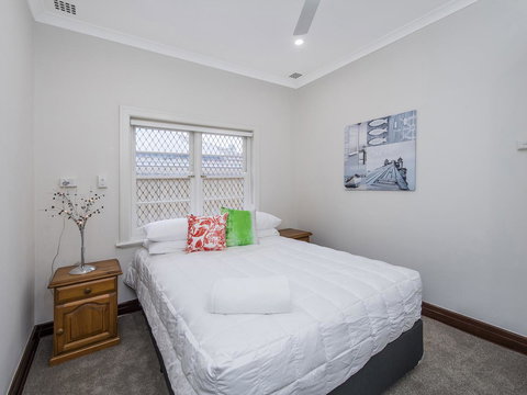 Luxury Federation Style Home - Sleeps 10 - Australian Directory 12