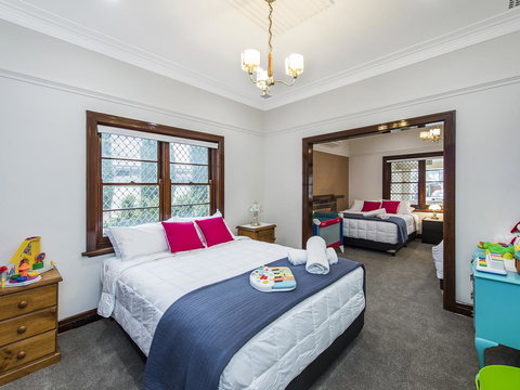Luxury Federation Style Home - Sleeps 10 - Australian Directory 8