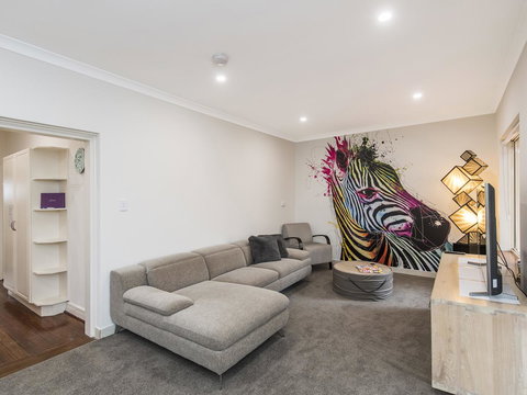 Luxury Federation Style Home - Sleeps 10 - Australian Directory 1