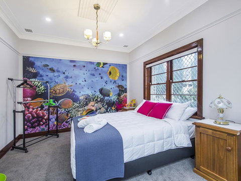 Luxury Federation Style Home - Sleeps 10 - Australian Directory 10