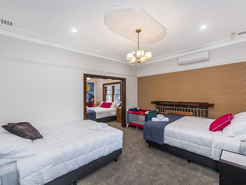 Luxury Federation Style Home - Sleeps 10 - Australian Directory 11