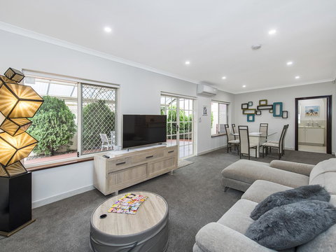 Luxury Federation Style Home - Sleeps 10 - Australian Directory 3