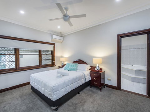 Luxury Federation Style Home - Sleeps 10 - Australian Directory 7