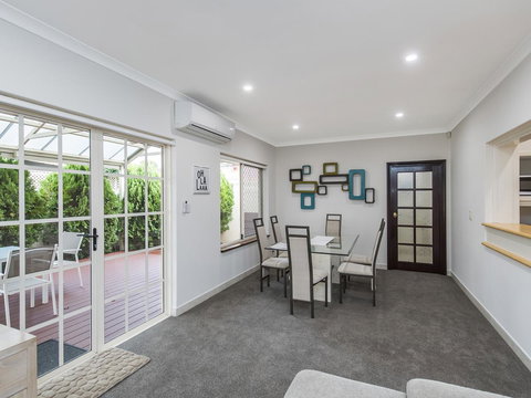 Luxury Federation Style Home - Sleeps 10 - Australian Directory 2